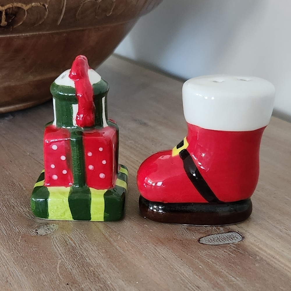 Christmas Ceramic Salt & Pepper Shakers - Santa Boot & Gifts 🎁 NWT - Picture 5 of 12